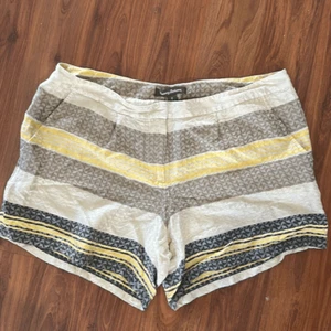 Tommy Bahama 100% silk stripe shorts size 8 beige yellow - Picture 1 of 4