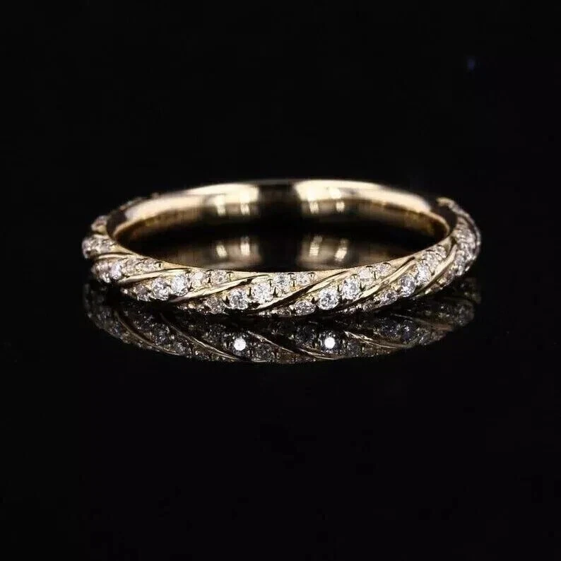 Anillo de media eternidad de diamantes simulados de corte redondo de 2 quilates enchapado en oro amarillo de 14 k Foto 1 de 4