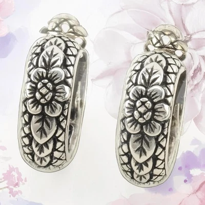 Pendientes de aro con clip floral Stephen Dweck de plata de ley Foto 1 de 4