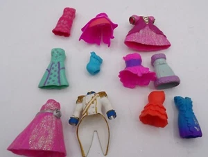 Verschiedene Puppenkleidung Paket - 9 Kleider 1 Badeanzug & 1 Prinzenjacke für 3,5"-4" - Bild 1 von 4