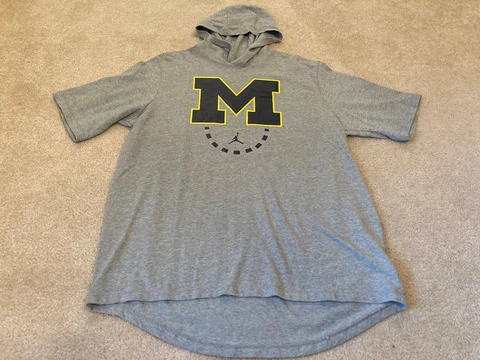 The Nike Tee Michigan Wolverines Jumpman Short Sleeve Hoodie XXL Cover