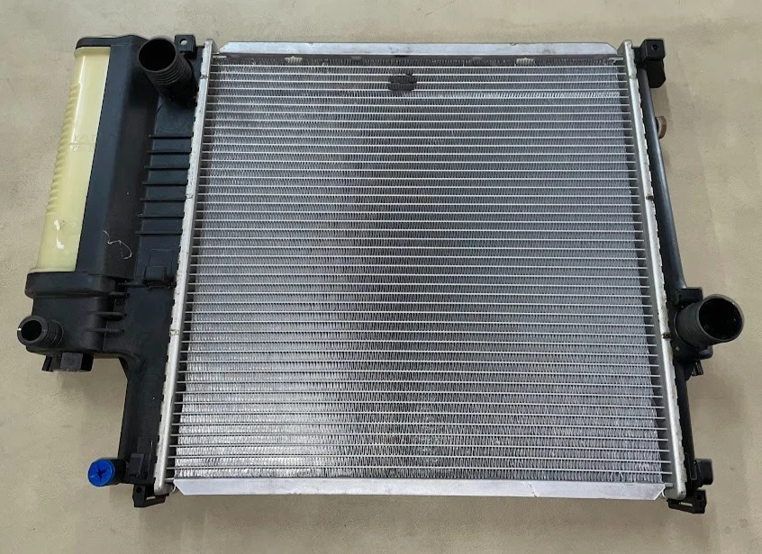 Radiador de motor Behr - 17-11-1-728-907 - Para BMW 318i, 318is, 318ti e Z3 1991-99 - Imagem 1 de 4