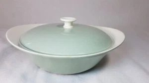Vintage Wedgwood Casserole Dish Lidded with Handles Green & Off White Rare Prop - Picture 1 of 19
