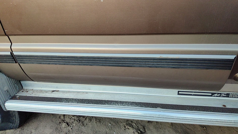 Moldura trasera derecha para pasajero Chevy Suburban 1992-1999 de la tira de moldura trasera de la puerta Foto 1 de 4