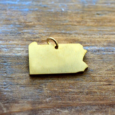 Pennsylvania State Charm - Colgante de acero inoxidable enchapado en oro de 24k cepillado Foto 1 de 3