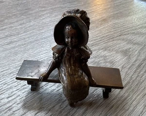Petit bronze XIXe - « Fillette Sur Un Banc » - Imagen 1 de 7