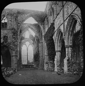 PRIMERA Linterna Mágica Diapositiva INTERIOR DE LA ABADÍA TINTERN C1888 FOTO GALES MONMOUTHSHIRE - Imagen 1 de 2