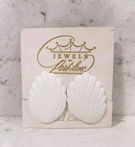 Vintage Jewels By Park Lane Earrings - On Card - Seashell scallop white pierced - Picture 1 of 4