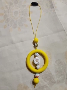 Dije de coche con cuentas para vista trasera margarita floral amarillo hecho a mano - Imagen 1 de 4