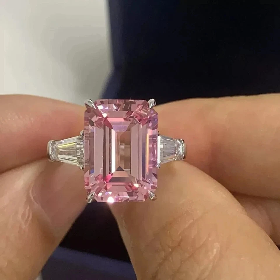 Alianza de oro blanco de 18 quilates con zafiro rosa natural y diamantes talla esmeralda de 10,00 quilates Foto 1 de 4