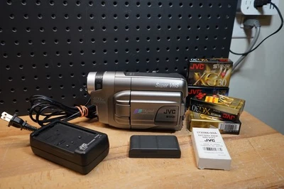 (M) JVC GR-SXM720U Super S-VHS SVHSC With 2 Battery - Image 1 of 4