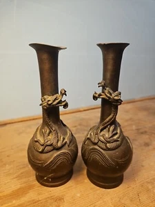 A pair of Chinese bronze dragon vases. Ming period. H 15 cm. - Picture 1 of 5