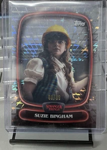 2025 Topps High-Tek Stranger Things Suzie Bingham #28 80/99 - Imagen 1 de 2
