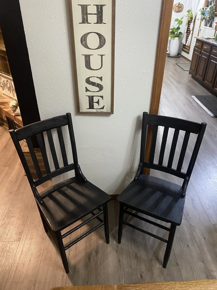 Silla de comedor antigua de madera maciza teñida de negro Foto 1 de 1