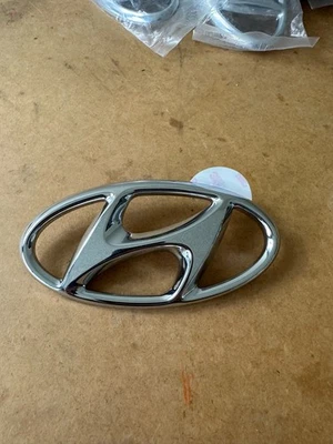 NUEVO EMBLEMA PUERTA TRASERA HYUNDAI TUCSON 2016-2021 OEM 86300 D3100 / SU 2147 Foto 1 de 4