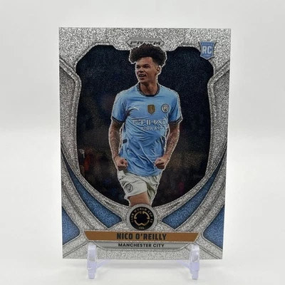 Prizm Copa Mundial de Clubes de la FIFA 2025 Nico O'Reilly Glitter RC #134 Manchester City Foto 1 de 2
