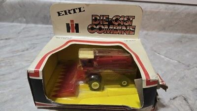 ERTL 1/80 SCALE DIE-CAST INTERNATIONAL COMBINE W/ CORN HEADS PART# 1520-141H NIB - Image 1 of 4