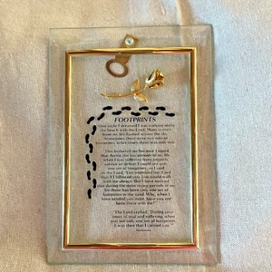 Wall Glass Picture Of "Footprints" With Gold Rose and Frame Trim - Bild 1 von 7