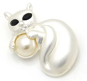 Ladies Womens Pearl White Cat & Pearl Diamante Brooch Pin - Picture 1 of 1
