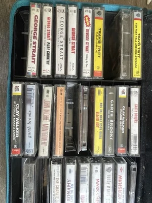 Old George Strait And Garth Brooks Cassettes With Others. Selling As Lot Foto 1 de 2