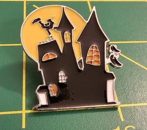 Schwarzes Spukhaus Halloween Neuheit Metall Revers oder Hut Pin. (35) - Bild 1 von 2