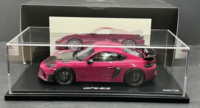 Porsche 718 GT4 RS rojo rubystone (982) con vitrina 1/18 edición de concesionario Spark Foto 1 de 4