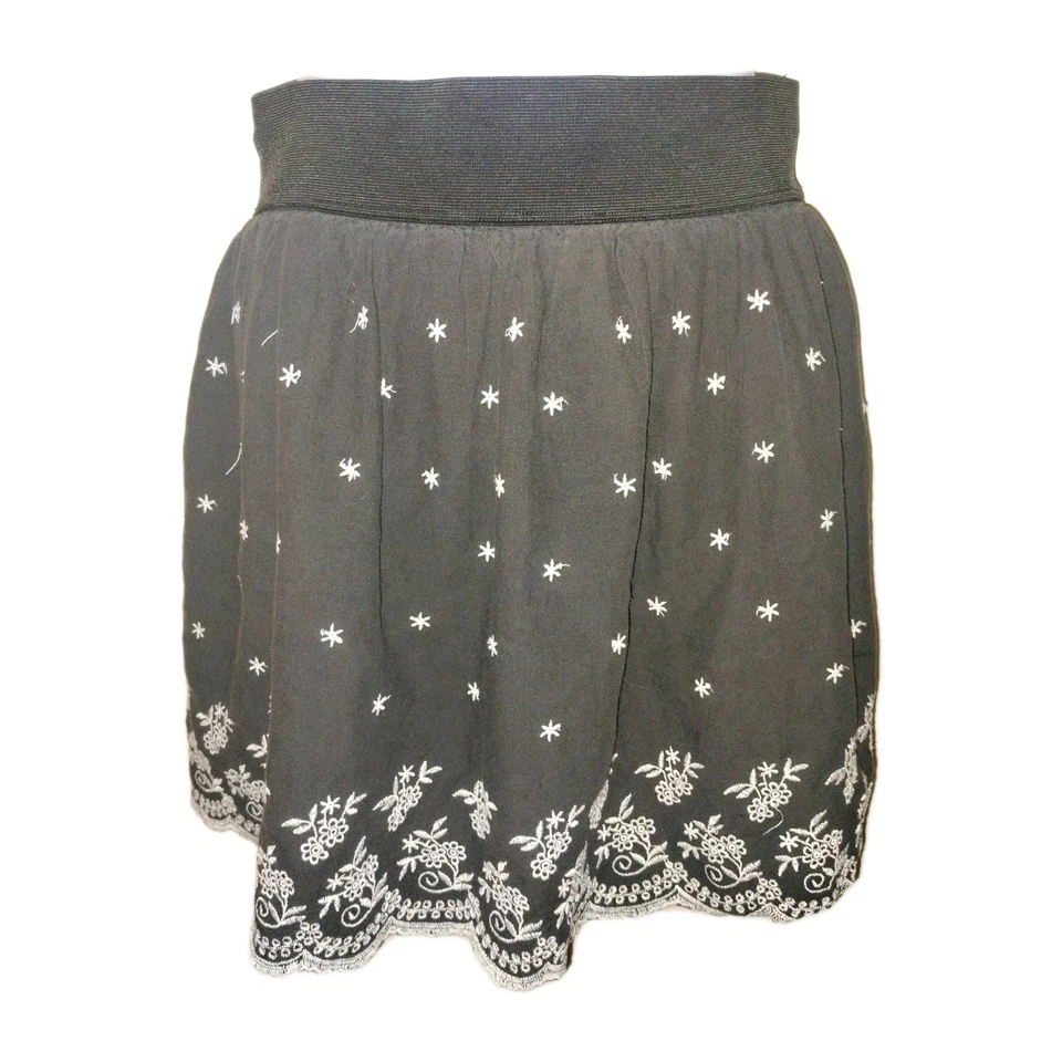 Minifalda boho M negra con bordado blanco cintura elástica  Foto 1 de 4