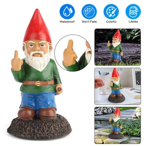 Gnomo de jardín atrevido dedo medio con botella de vino - Decoración de exterior vanguardista para patio - Imagen 1 de 13
