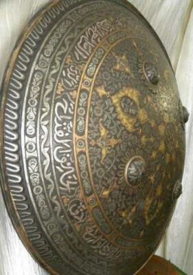 ESCUDO GUERRERO ORNAMENTADO INSCRIPCIÓN ÁRABE MOTIVOS FLORALES ESCUDO ISLÁMICO Foto 1 de 4