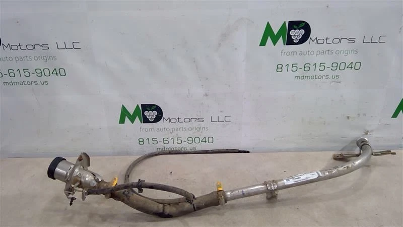 Chevrolet Tahoe 2017-2019 tubo de cuello de llenado de combustible de gasolina OEM 84392894 Foto 1 de 4