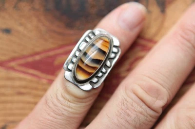 Винтажное кольцо ручной работы из чистого серебра с агатом окаменевшее дерево 10,6 г размер 6,25 - Изображение 1 из 4