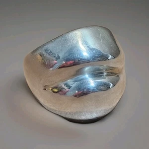 Anillo de plata esterlina modernista israelí vintage - diseño de cúpula escultórica - talla 9 - Imagen 1 de 10