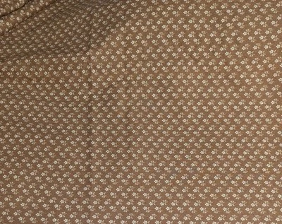 浅棕色背景白色小花。 棉质面料 The Cumberland Col — 第 1/3 张图片