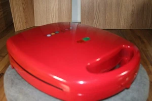 Babycakes Treat Maker for Cupcakes, Muffins, etc. CC-2628RD EUC - Picture 1 of 8