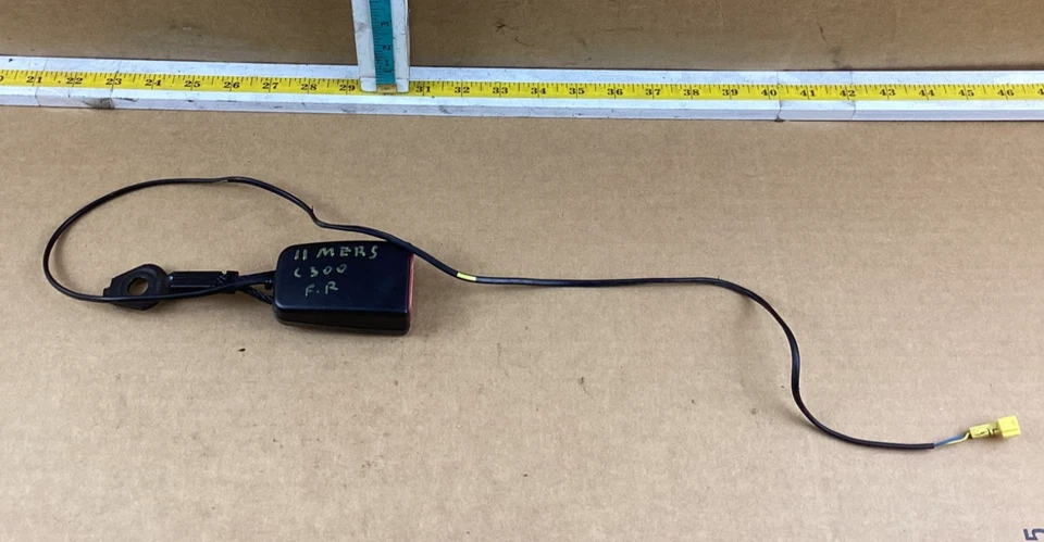 Mercedes-Benz C300 2008-2014 hebilla de cinturón de seguridad del lado del pasajero delantero derecho OEM Foto 1 de 4