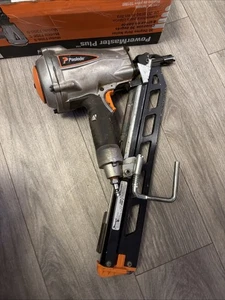 Chiodatrice Paslode PowerMaster Plus Striscia 30° F350-S SOLO PER RICAMBI NON FUNZIONANTE - Foto 1 di 6