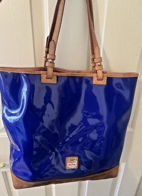 DOONEY BURKE БЛЕСТЯЩИЙ СИНИЙ ПАТЕНТ И ЗАМШИ КОЖИ БОЛЬШАЯ СУМКА С КОРОТКИМИ РУЧКАМИ НАПЛЕЧНАЯ СУМКА (15) - Изображение 1 из 4