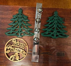 3 Christmas Trivits and a chrome wreath hanger - Picture 1 of 4