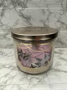 BAD & KÖRPER FUNKTIONIERT ""ZUCKERGRANATAPFEL"" 3-DOCHT DUFTKERZE. NEU - Bild 1 von 3
