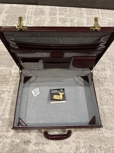 Maletín vintage de cuero borgoña rígido con cerraduras doradas - Imagen 1 de 13