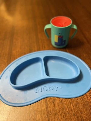 Placa de silicona antideslizante Nuby y taza 360 para sorber Foto 1 de 3