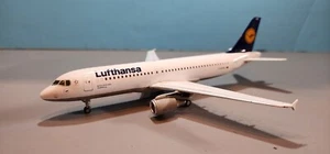 MODELO STARJETS 200 (DJDLH003) LUFTHANSA A320-200 ESCALA 1:200 CON ENGRANAJE Y SOPORTE - Imagen 1 de 2