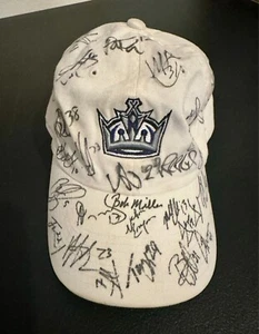 Los Angeles KINGS Team signierte Mütze Anze Kopitar Dustin Brown 25+ Auto Stanley Cup - Bild 1 von 4