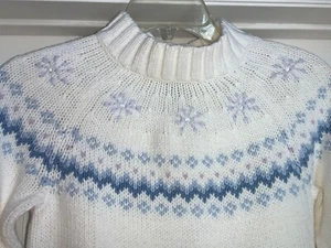 EUC GIRLS VTG COVINGTON WHITE/BLUE SNOWFLAKE COTTON/ACRYLIC KNIT SWEATER M 10/12 - Picture 1 of 7