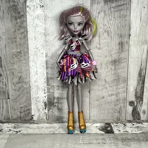 Monster High Moanica D"kay Monstrous Rivals Puppe mit Schlittschuhen Mattel 2015 - Bild 1 von 13
