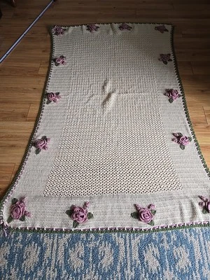 Afgano vintage hecho a mano ganchillo con rosas 73" X 45" beige, verde salvia, púrpura Foto 1 de 4