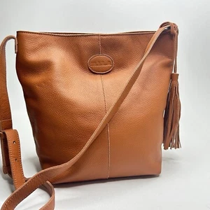Elegante Bolso Bandolera de Cuero Joanie Coñac M.I.L.A (Hecho en Los Ángeles) $550 - Imagen 1 de 11