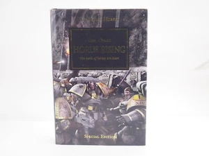 GW HORUS HERESY EDIZIONE SPECIALE HORUS RISING - DAN ABNETT. VERDE 1774 - Foto 1 di 5