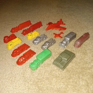 Konvolut Vintage Miniatur Kunststoff Spielzeug Fahrzeuge LKW Jets Zug Auto LKW - Bild 1 von 3