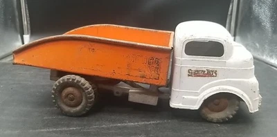STRUTCO TOYS Pressed Steel Toyland Garage TOW TRUCK Winds ups Sorta Works  - Image 1 of 4